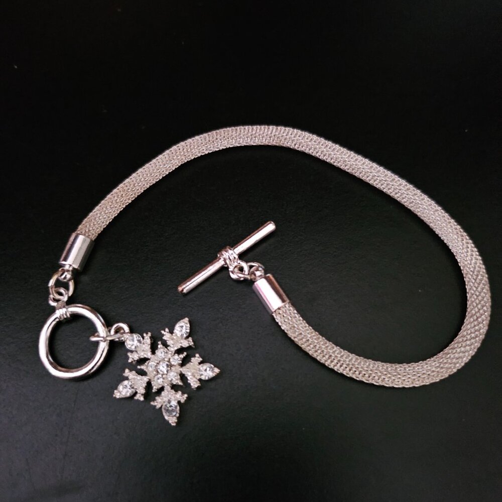 NEW SILVER TONED TOGGLE CLASP BRACELET WITH  GLITTERING SNOWFLAKE ACCENT CHARM - Picture 5 of 8